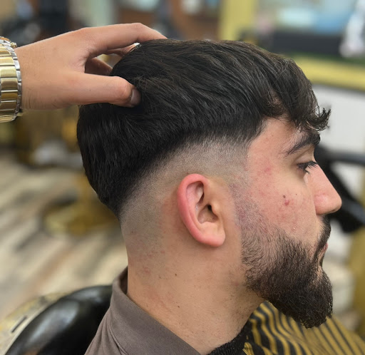 Eleganter Mann Friseur – Kirchbichl