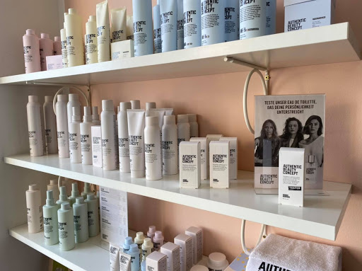Friseur Sahaare Pirka – Inhaberin Claudia Gombocz – Pirka