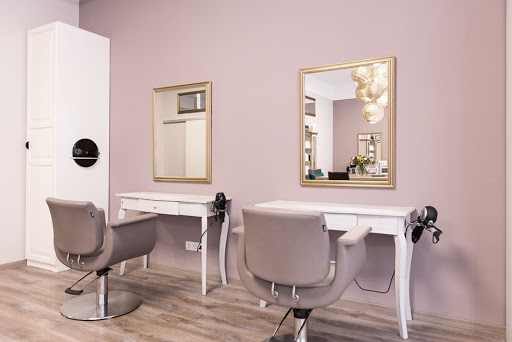 :) Pixie Salon hairdresser and make-up artist – Vienna