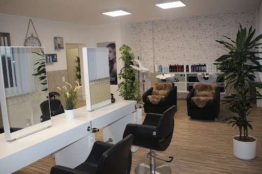 Cut’n Style Hairlounge – Weißkirchen an der Traun