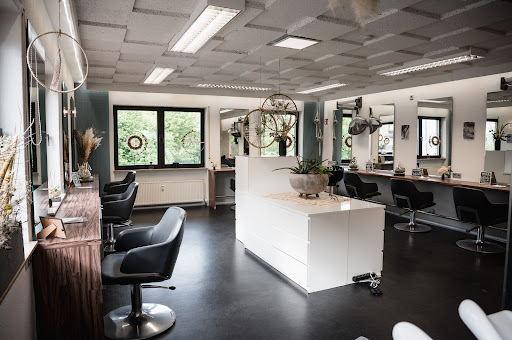 Friseur Shenoa Martini Artists Riegelsberg I Spezialist für Balayage und Haarverlängerung – Riegelsberg