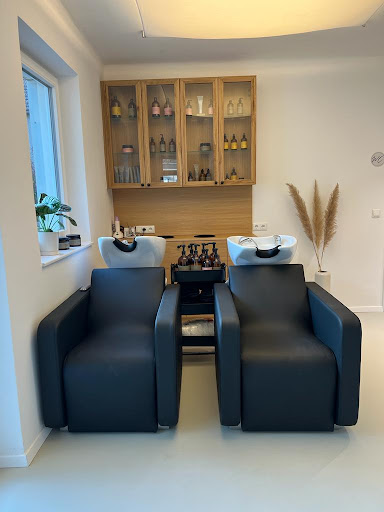 Lisa-Marie Dinhof | Salon – Bruck an der Leitha