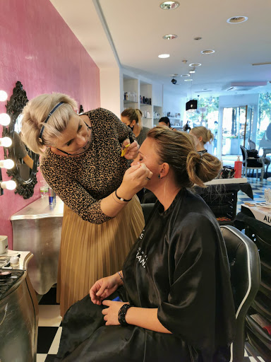 Schnitt.Styling.Sabrina – Damen und Herren Friseur und Make Up in Traun – Traun