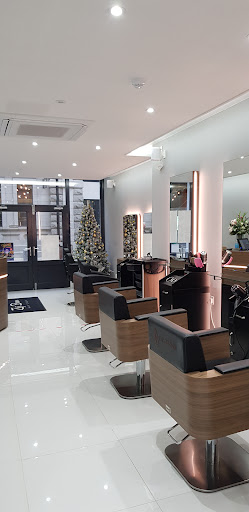 Zizi Brown Hair Studio – Reading